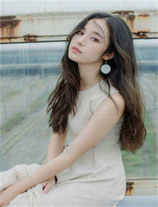 《美国禁欲-穿紧身牛仔裤的美女》
